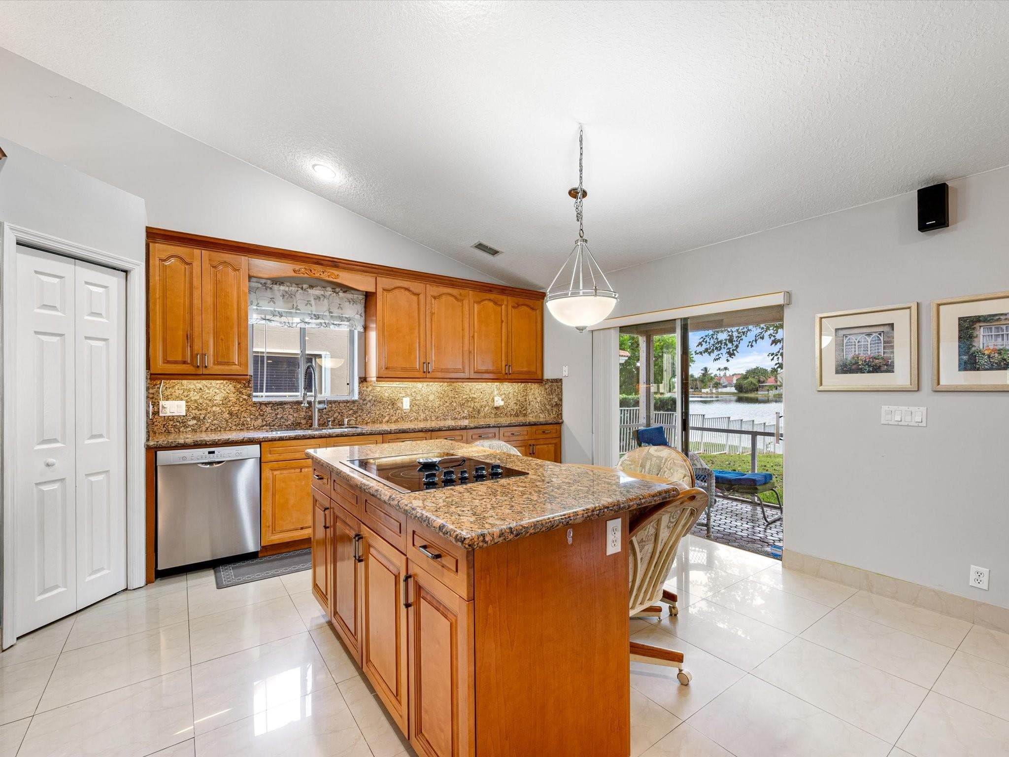 1011 NW 193rd Avenue, Pembroke Pines, FL 33029 — photo 10 of 30