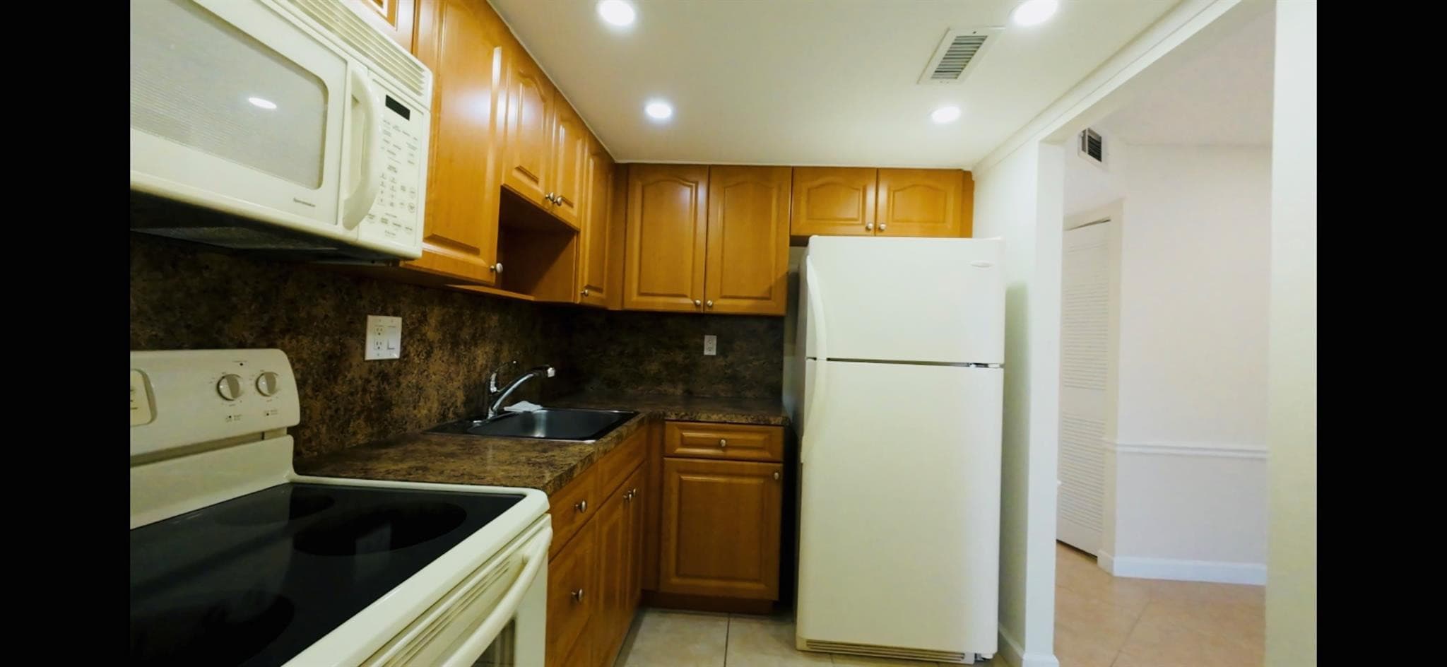 9101 Sunrise Lakes Boulevard, Sunrise, FL 33322 — photo 5 of 14