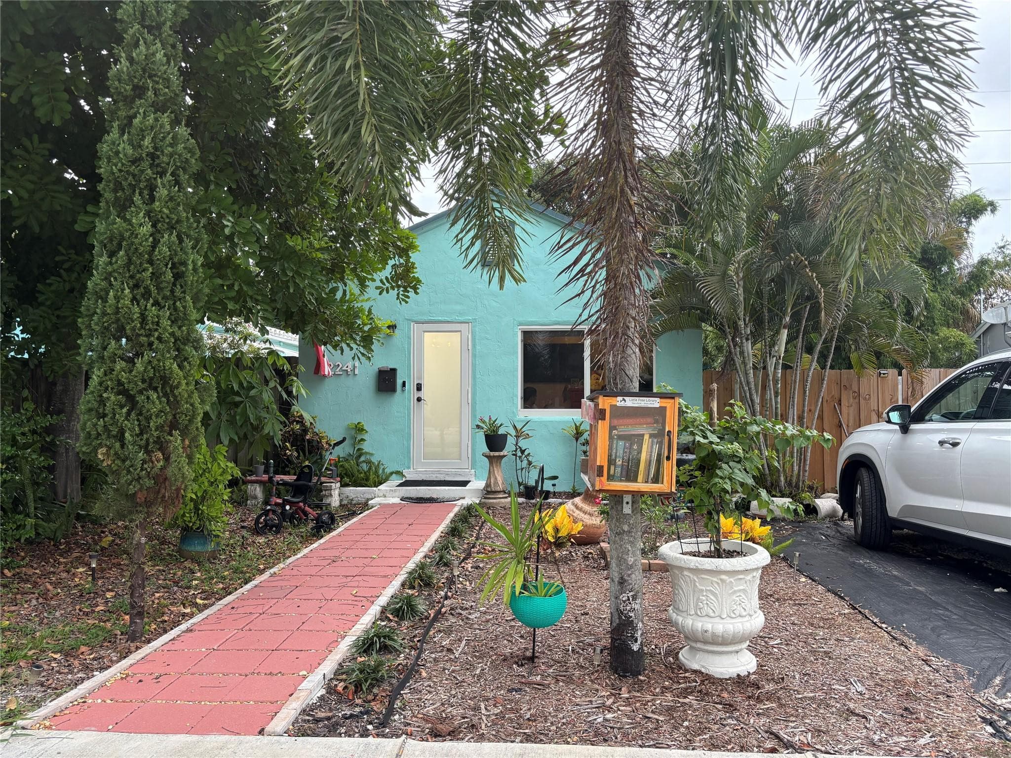 Single Family Residence in Hollywood — photo 1 of 2