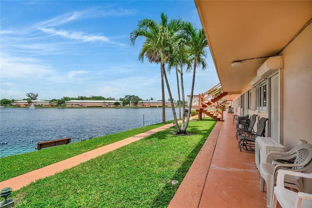 1050 SW 11th Street 1L, Hallandale Beach, FL 33009 — photo 1 of 10