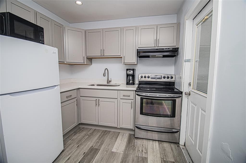 2432 Sherman Street, Hollywood, FL 33020 — photo 7 of 27