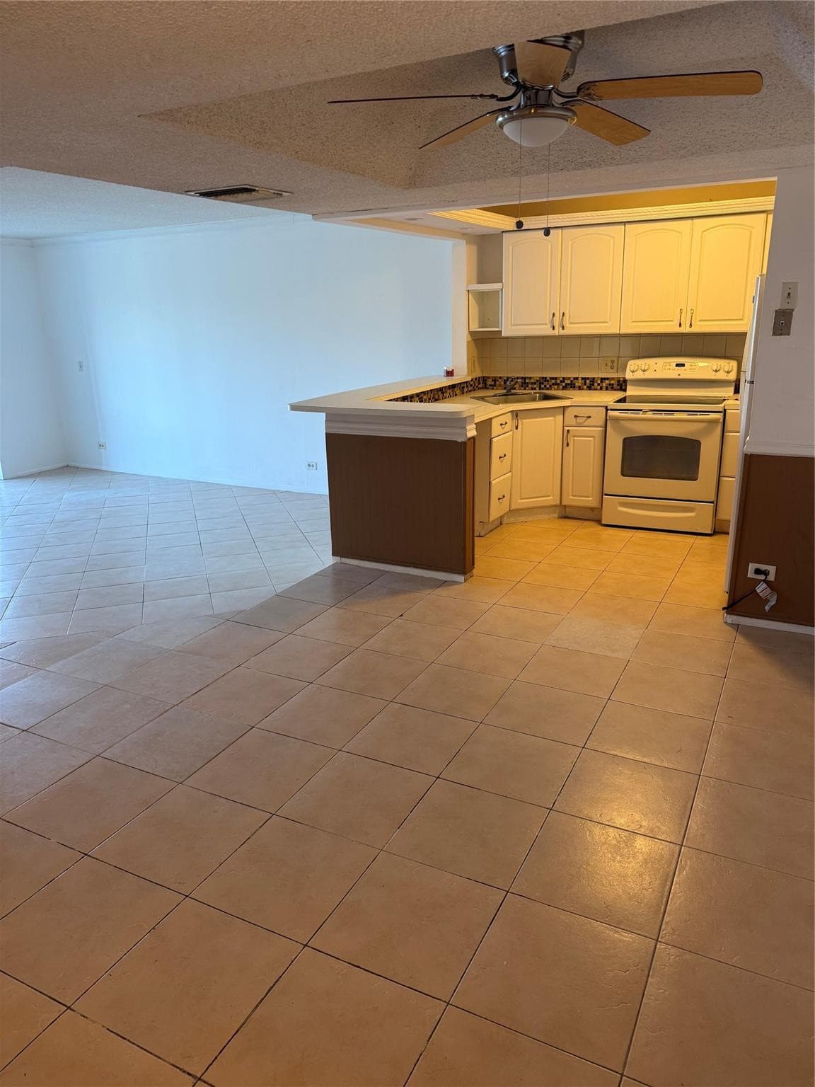 3740 Inverrary Drive 3D, Lauderhill, FL 33319 — photo 2 of 16