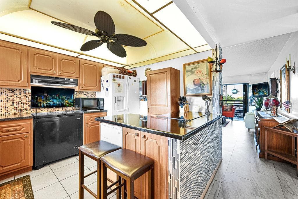 10442 Sunrise Lakes Boulevard 312, Sunrise, FL 33322 — photo 21 of 46
