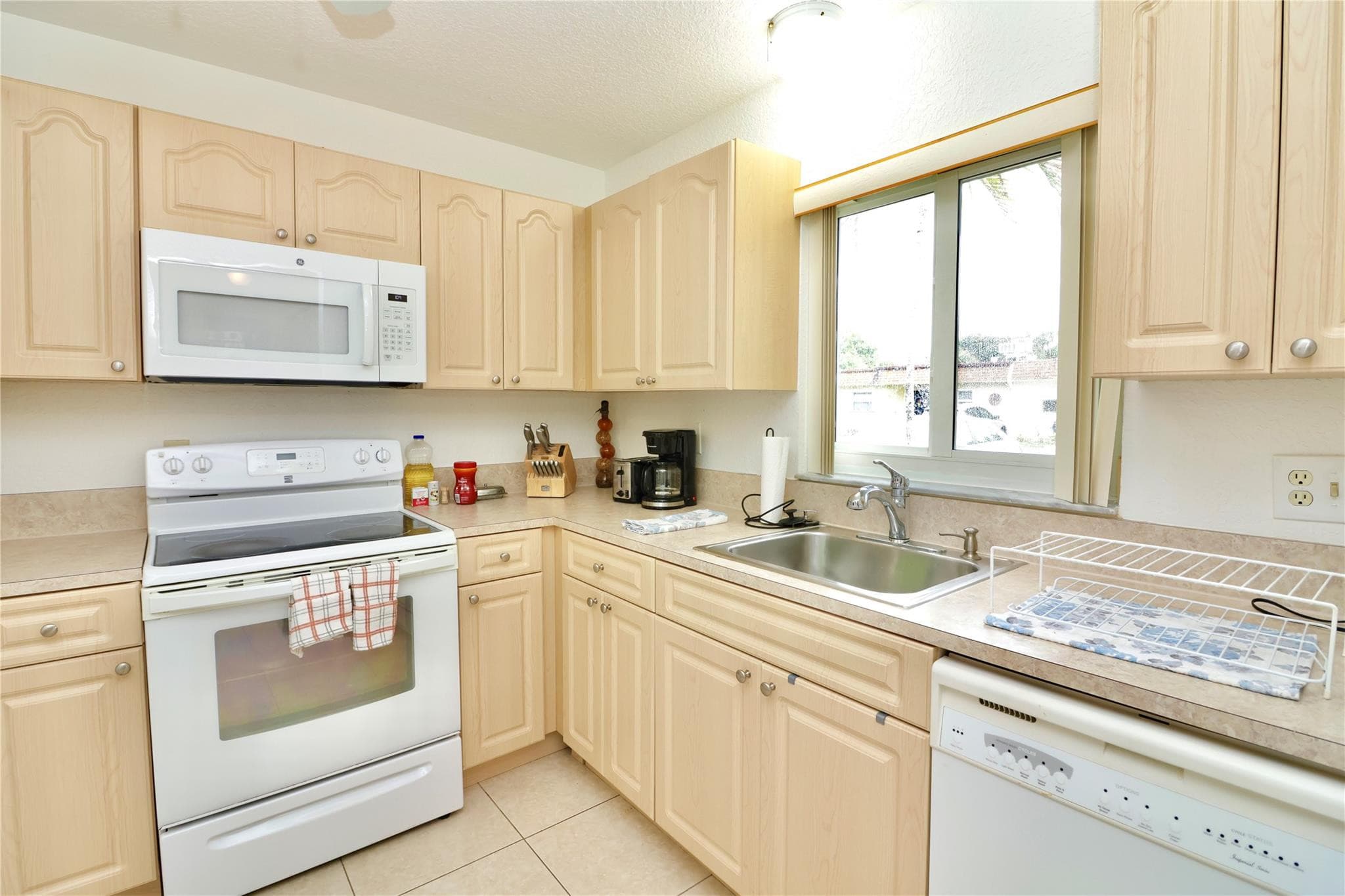 419 SW Natura Avenue B, Deerfield Beach, FL 33441 — photo 3 of 31