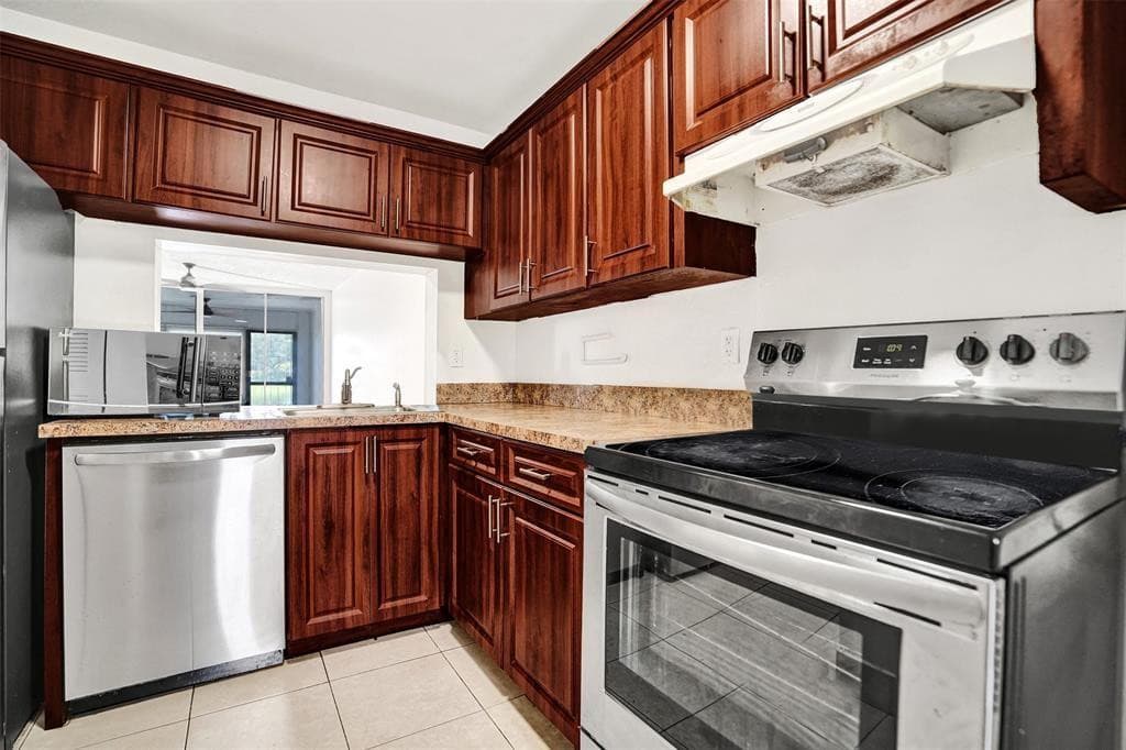 9440 Poinciana Place 101, Davie, FL 33324 — photo 3 of 30