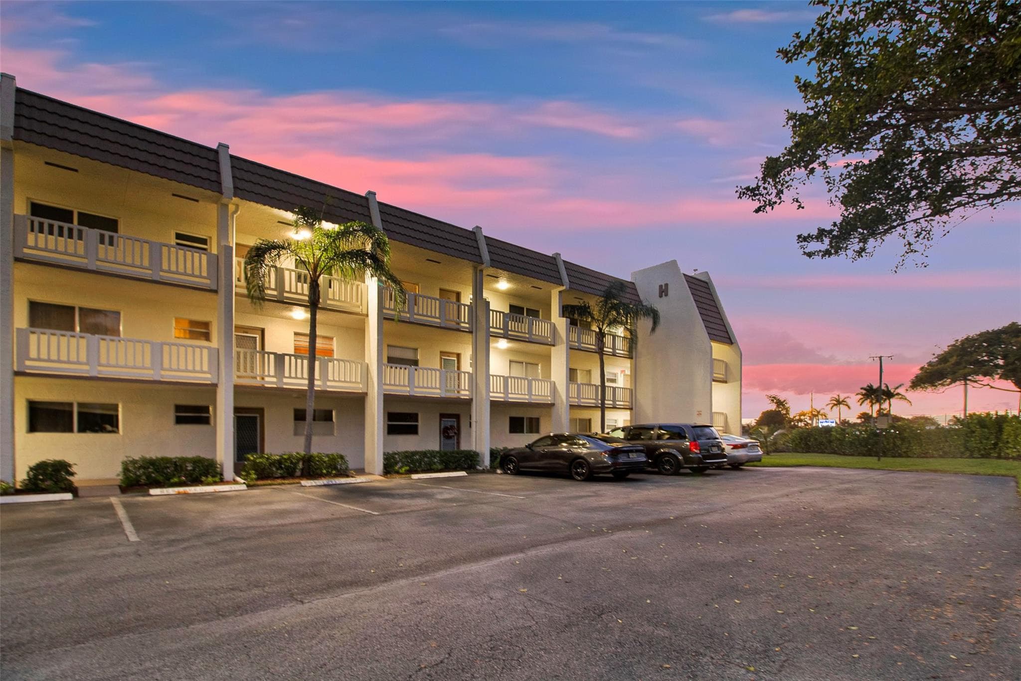 6890 Royal Palm Boulevard 312h, Margate, FL 33063 — photo 1 of 31