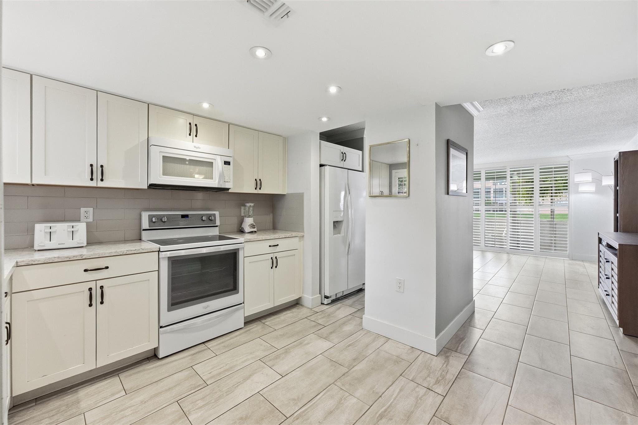 9460 Sunrise Lakes Boulevard 112, Sunrise, FL 33322 — photo 3 of 30