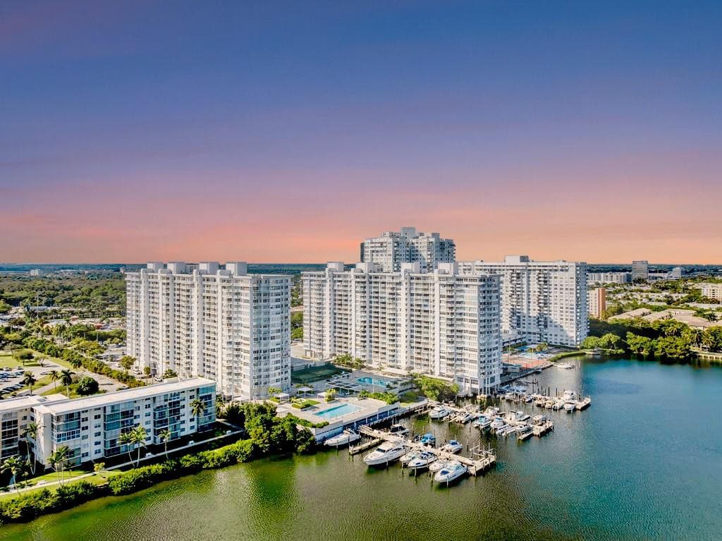 18031 Biscayne Boulevard 1104, Aventura, FL 33160 — photo 3 of 36