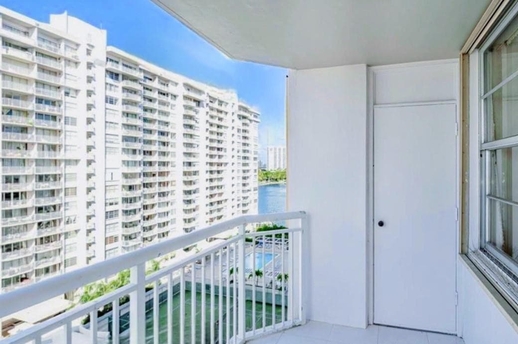 18031 Biscayne Boulevard 1104, Aventura, FL 33160 — photo 13 of 36