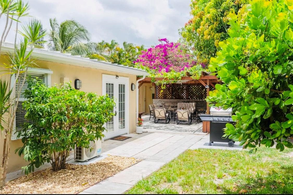 279 Hach Lane, West Palm Beach, FL 33415 — photo 1 of 25