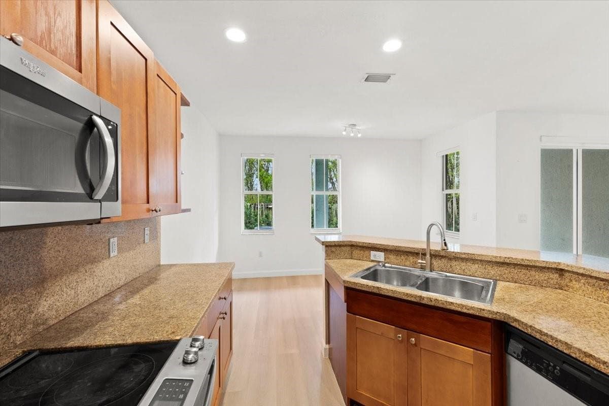 10821 NW 76th Lane 10821, Doral, FL 33178 — photo 7 of 58