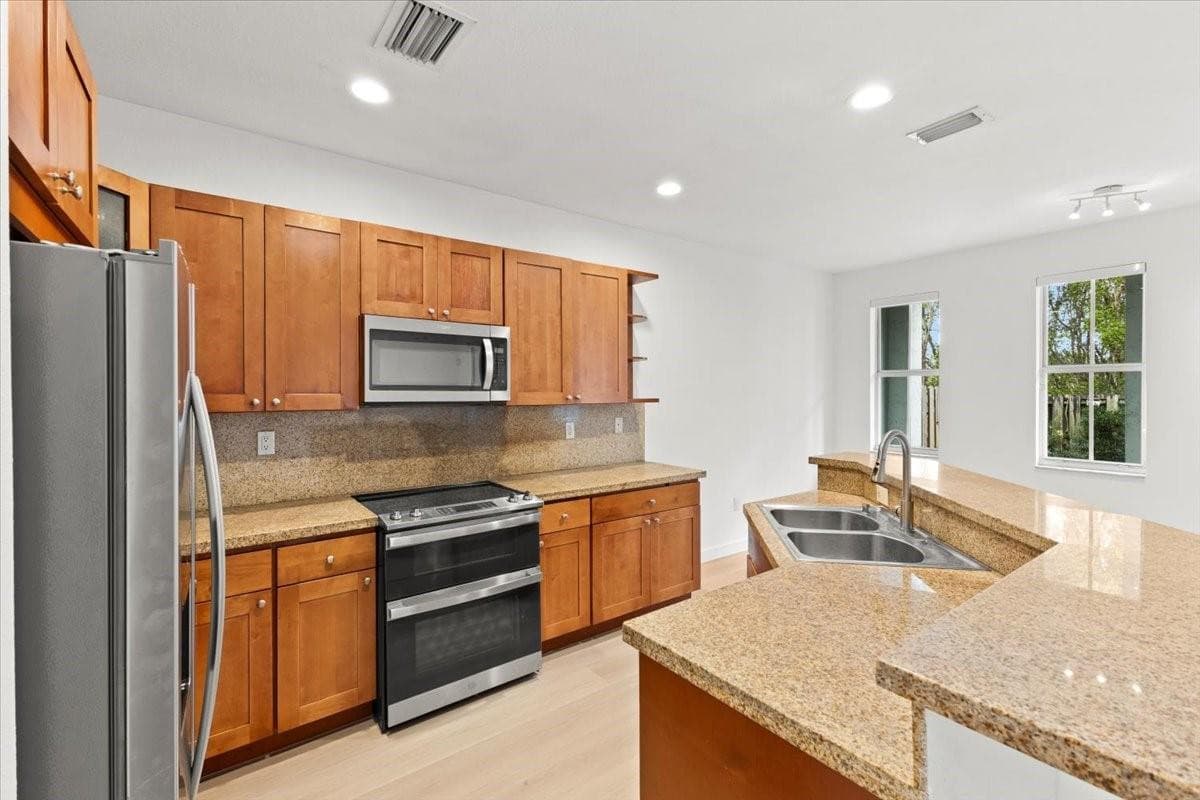 10821 NW 76th Lane 10821, Doral, FL 33178 — photo 8 of 58