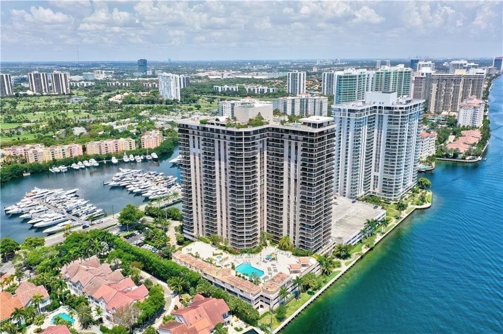 19667 Turnberry Way 20GR, Miami, FL 33180 — photo 35 of 48