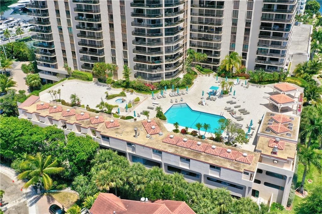 19667 Turnberry Way 20GR, Miami, FL 33180 — photo 41 of 48