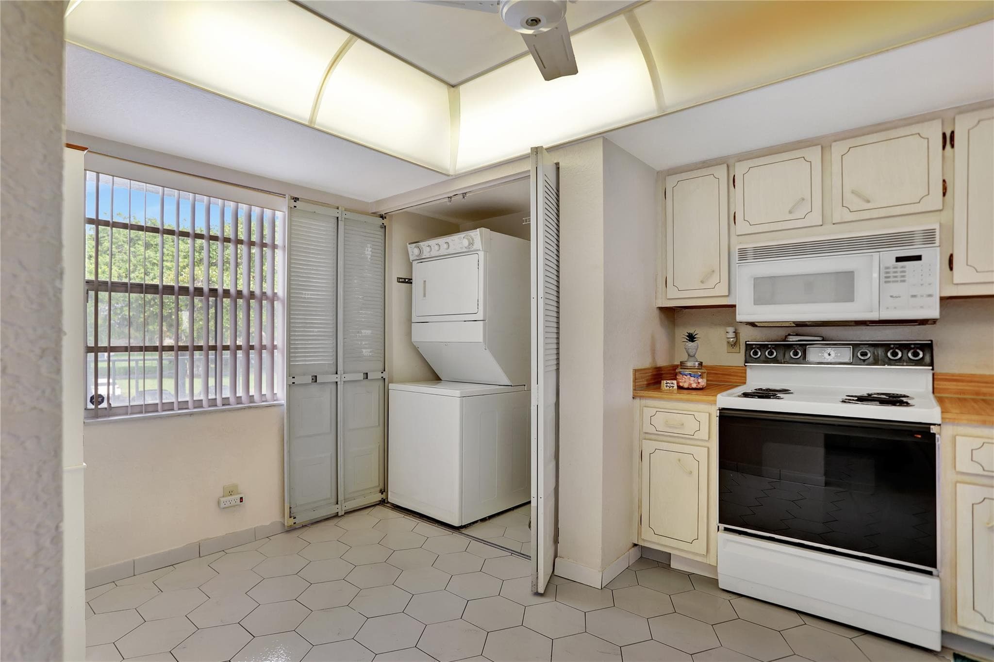 Condominium in Margate — photo 12 of 25