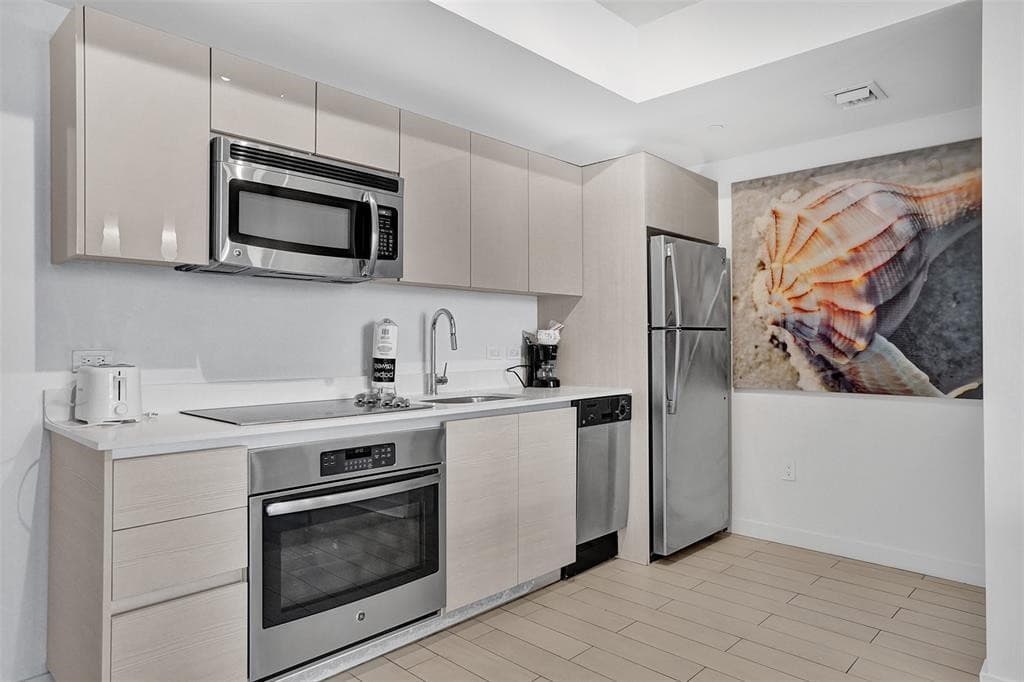 Condominium in Hallandale Beach — photo 19 of 29