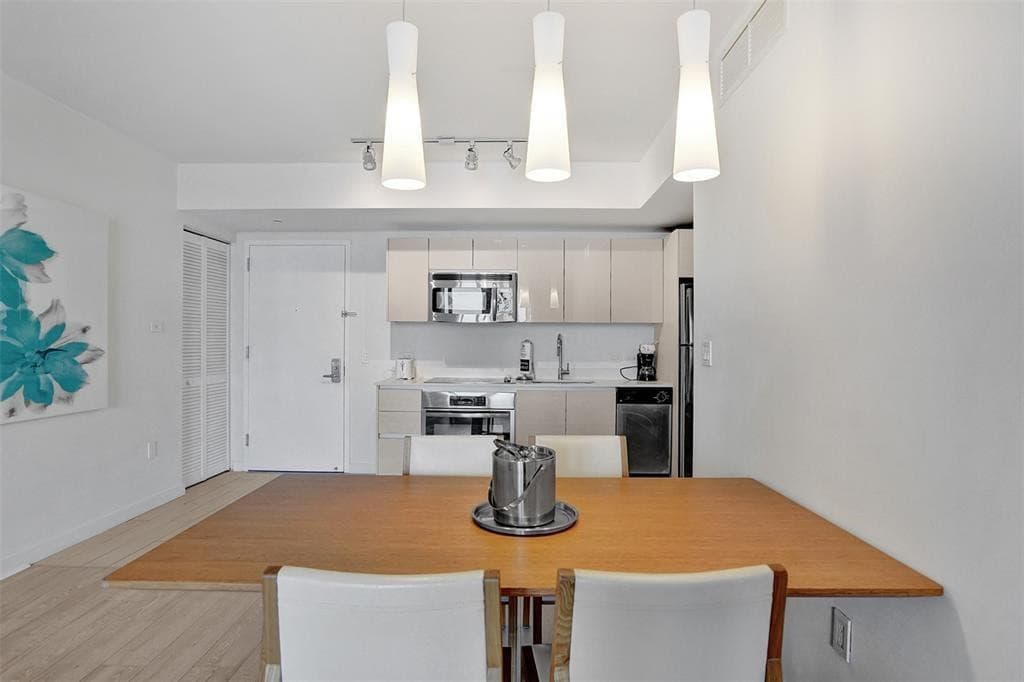 Condominium in Hallandale Beach — photo 20 of 29