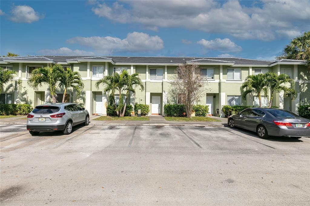 159 Hidden Court Road I-49, Hollywood, FL 33023 — photo 1 of 21