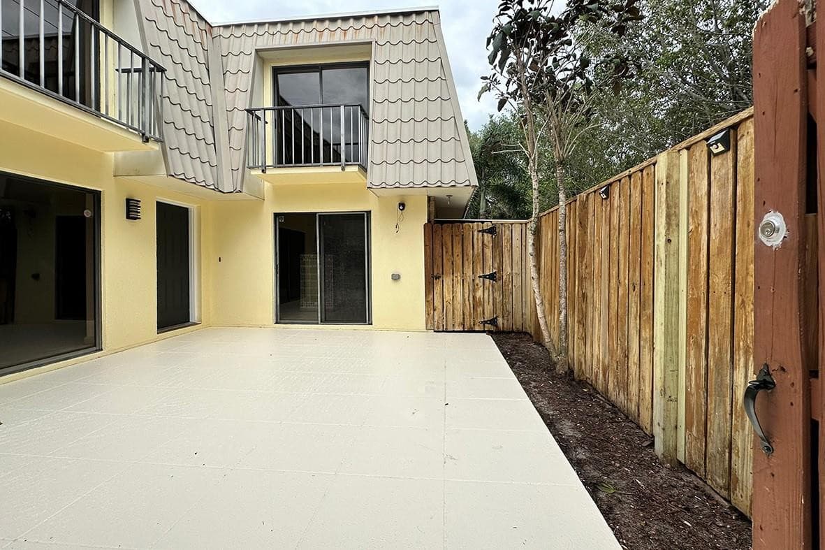 1700 Embassy Drive 402, West Palm Beach, FL 33401 — photo 1 of 38