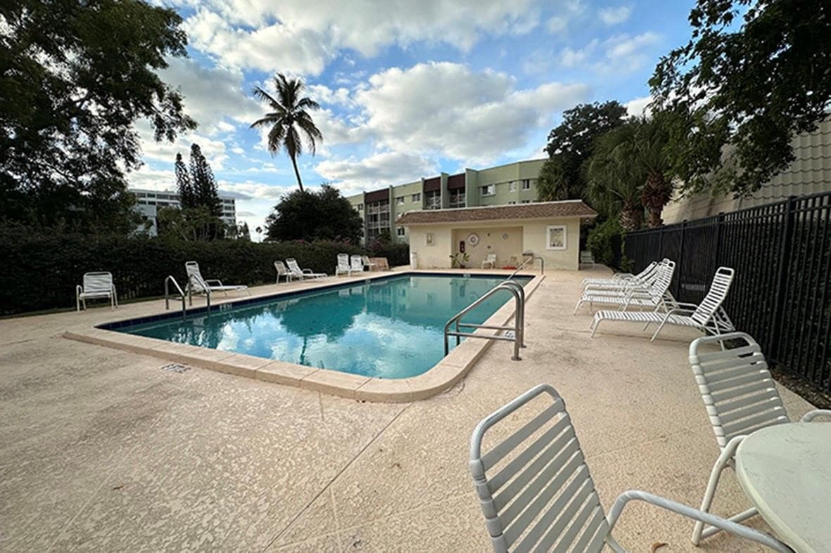 1700 Embassy Drive 402, West Palm Beach, FL 33401 — photo 35 of 38