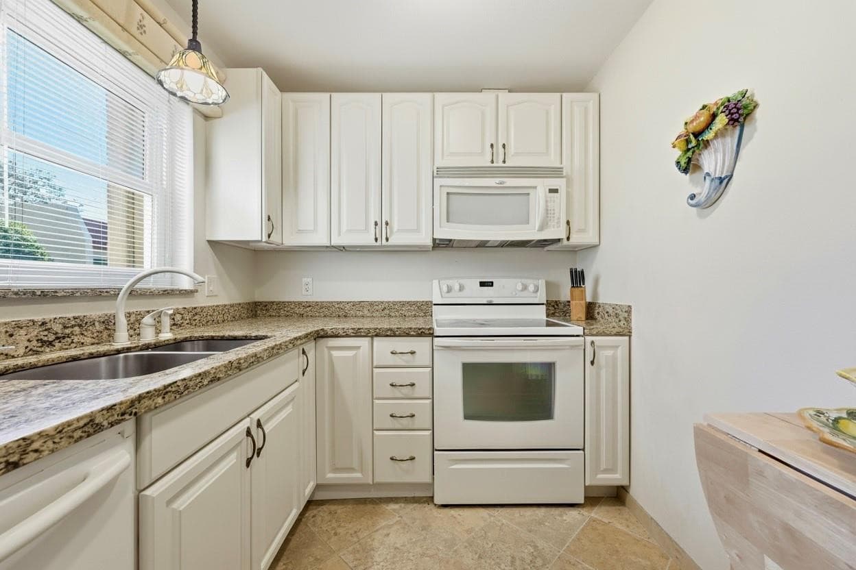 401 Lake Frances Drive 401, West Palm Beach, FL 33411 — photo 11 of 37