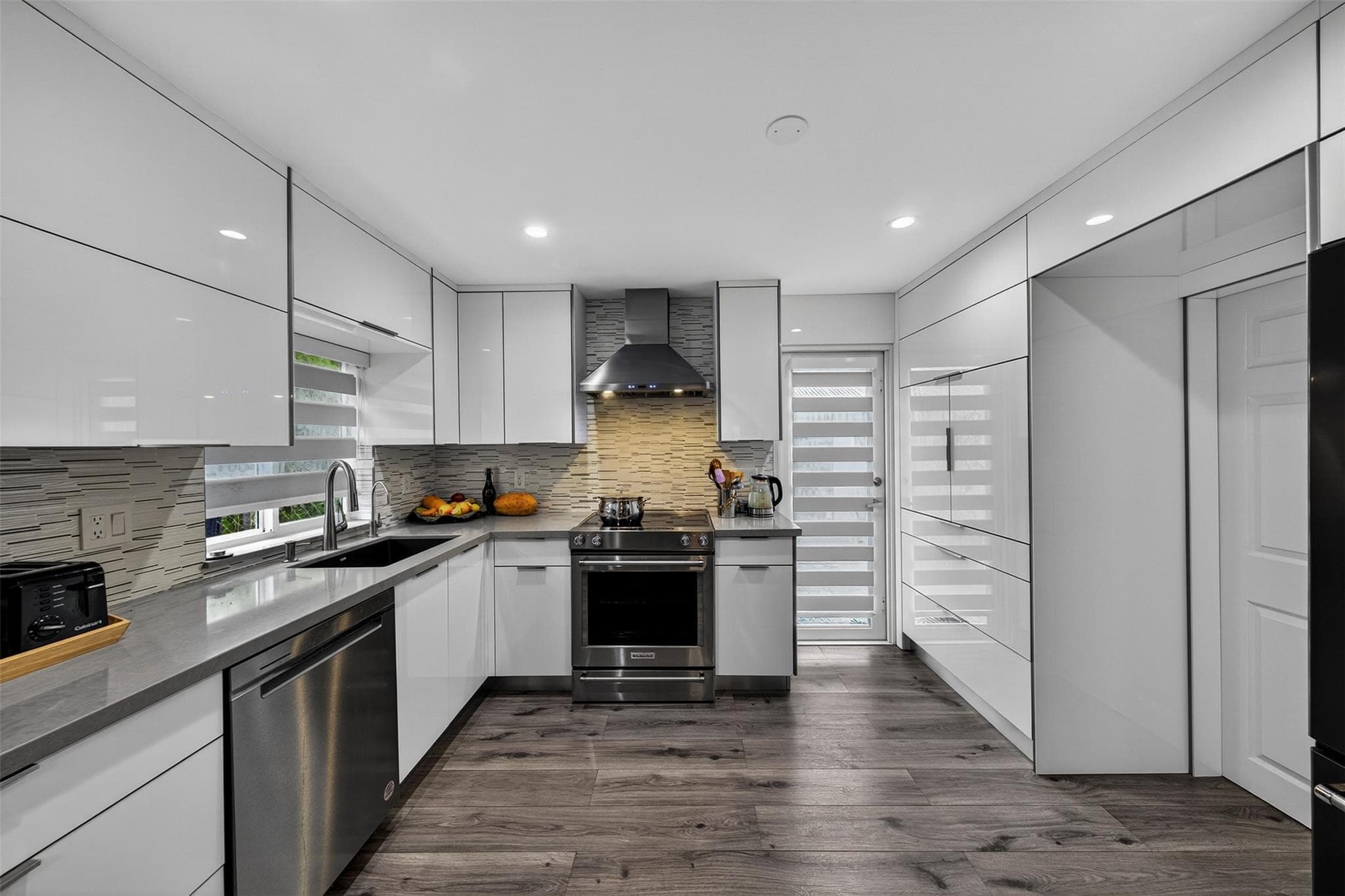 918 NE 4th Street, Hallandale Beach, FL 33009 — photo 12 of 46