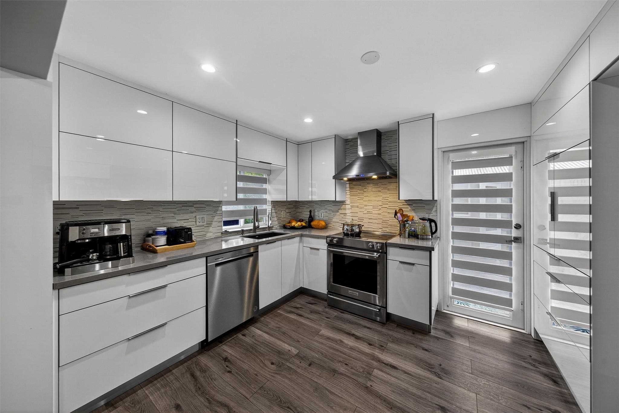 918 NE 4th Street, Hallandale Beach, FL 33009 — photo 15 of 46