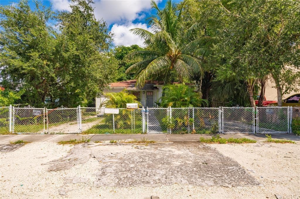 2621 NW 32nd Street, Miami, FL 33142 — photo 5 of 12