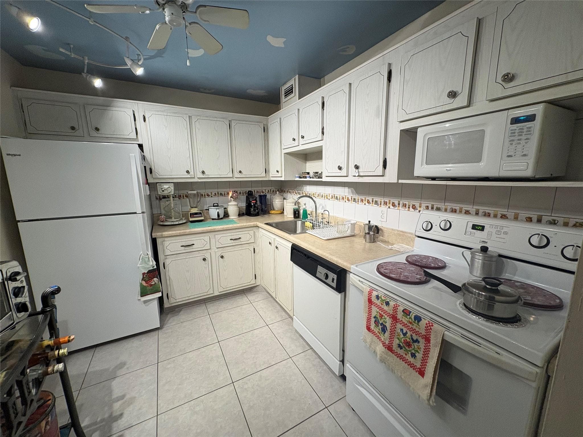 Condominium in North Lauderdale — photo 3 of 18