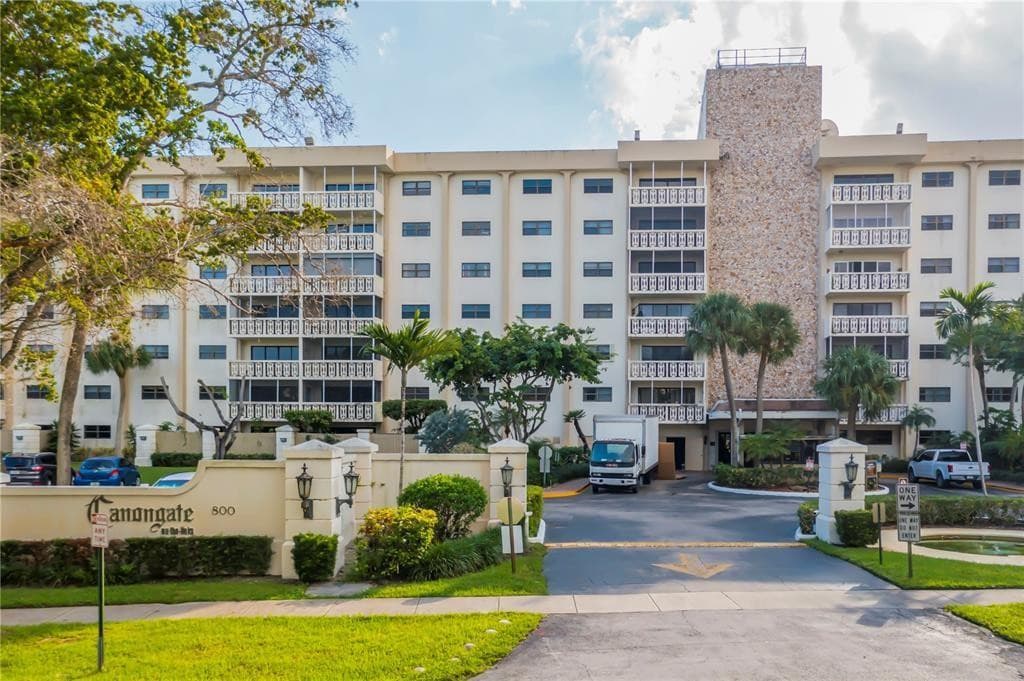 800 NE 195th Street 605, Miami, FL 33179 — photo 4 of 44