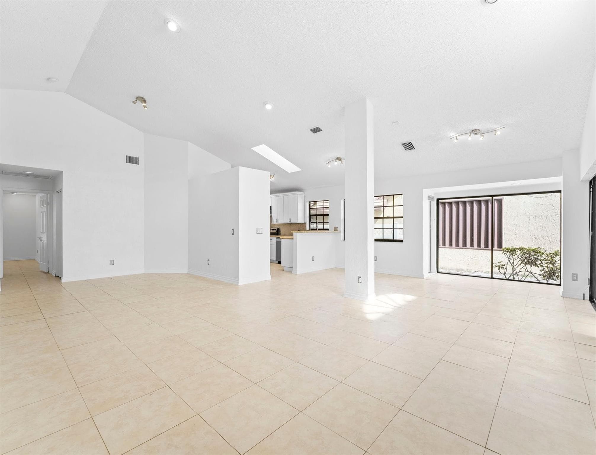 Single Family Residence in Boynton Beach — photo 8 of 31