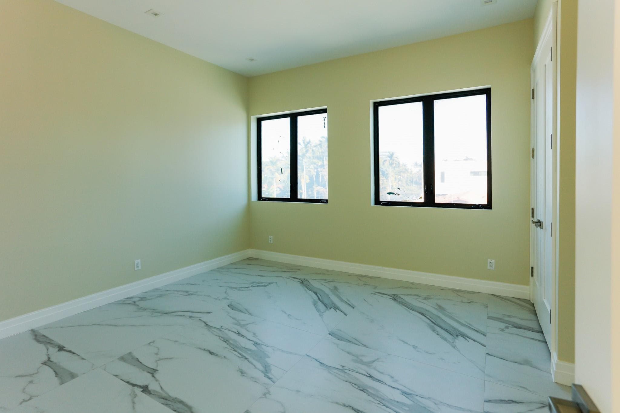 2421 NE 201st Street, Miami, FL 33180 — photo 20 of 27