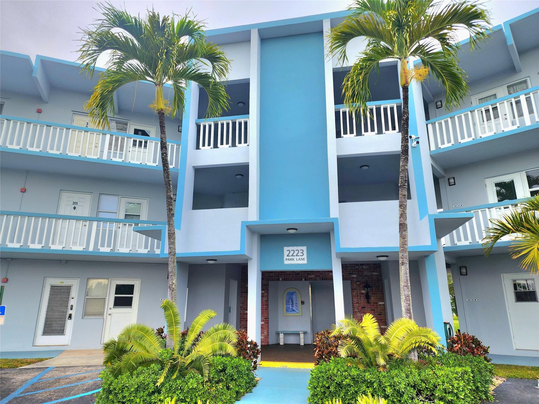 2223 Park Lane 105, Hollywood, FL 33021 — photo 1 of 17