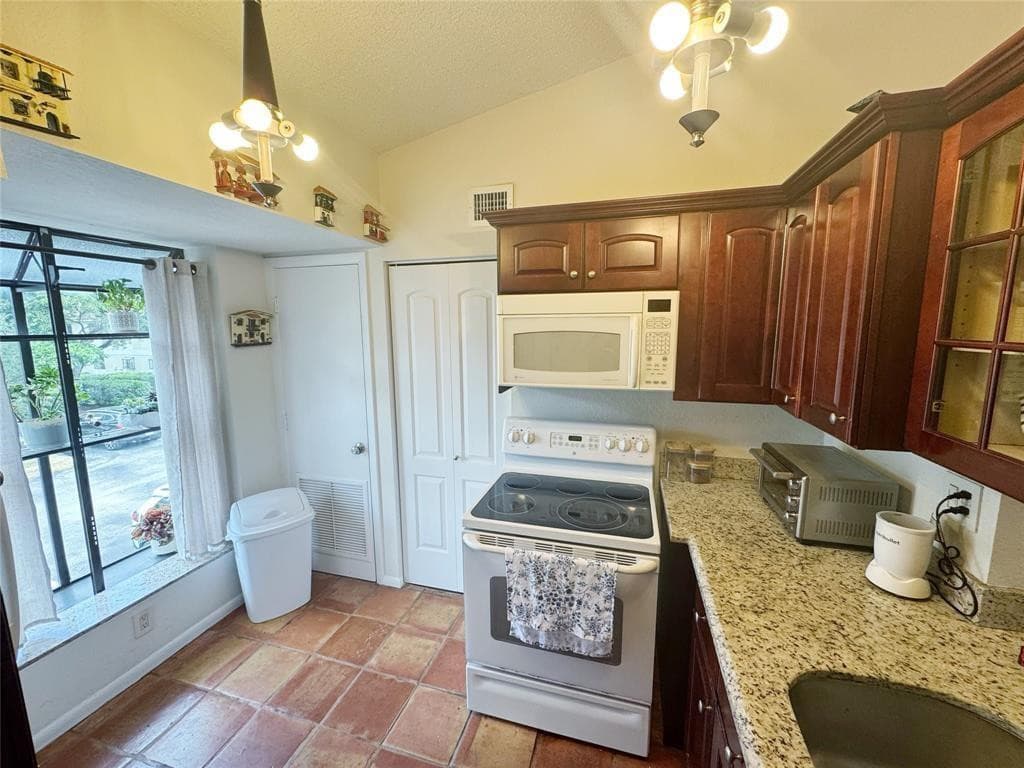 715 Gardens Drive 203, Pompano Beach, FL 33069 — photo 4 of 21