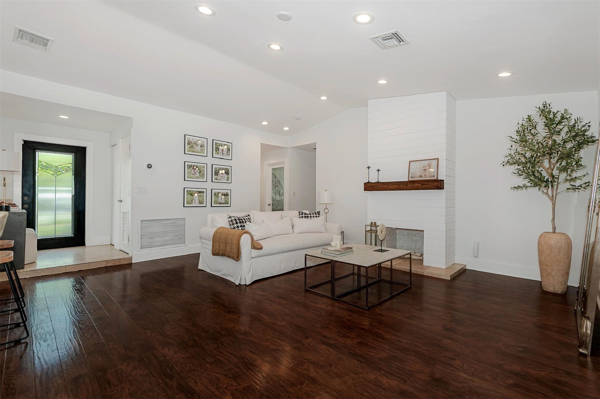 Single Family Residence in Miami — photo 2 of 22