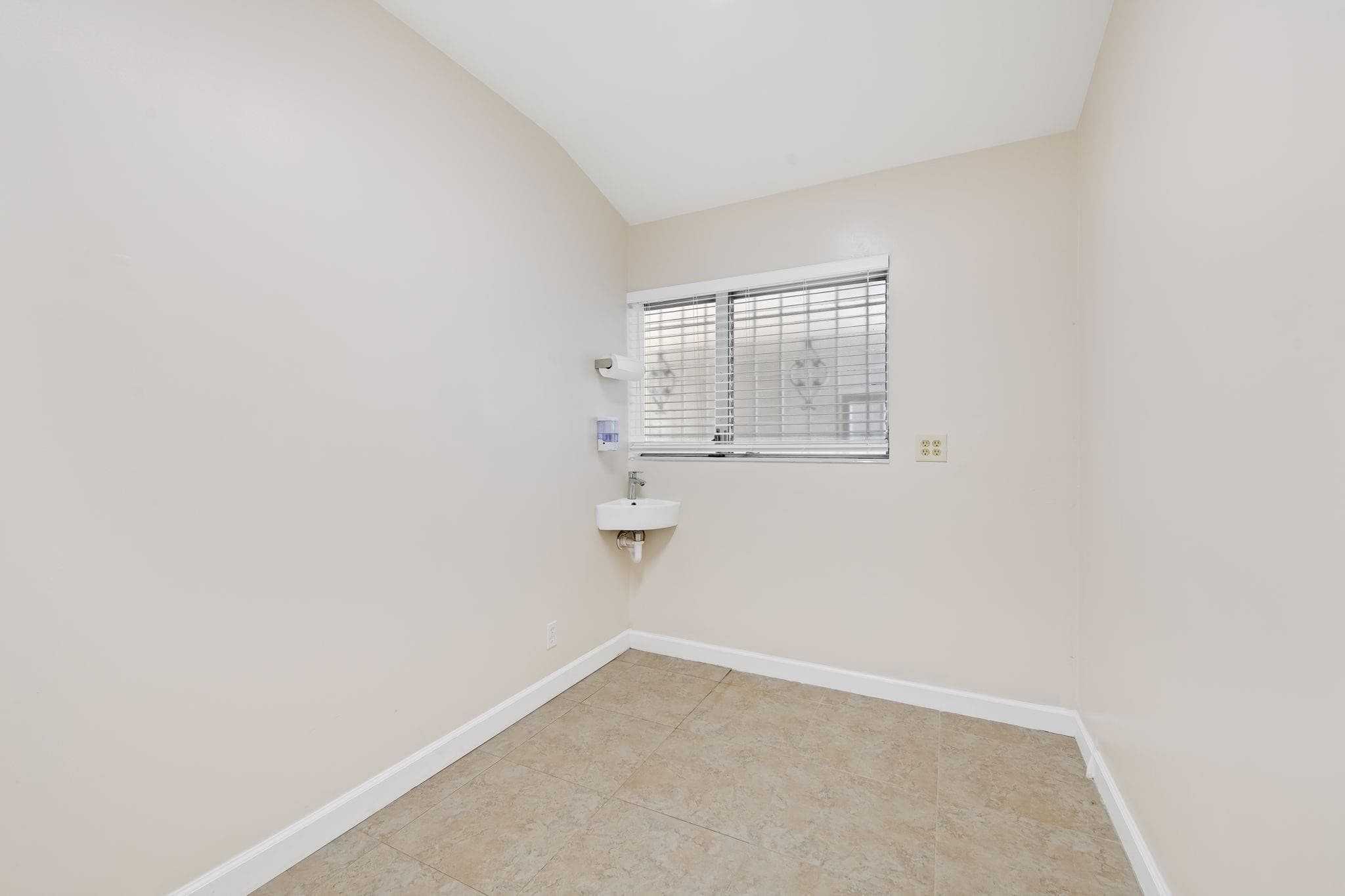 1130 Bayview Drive, Fort Lauderdale, FL 33304 — photo 35 of 36