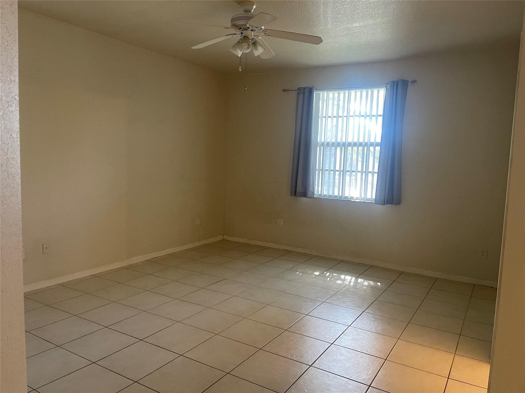 717 NE 4th Street, Hallandale Beach, FL 33009 — photo 4 of 16