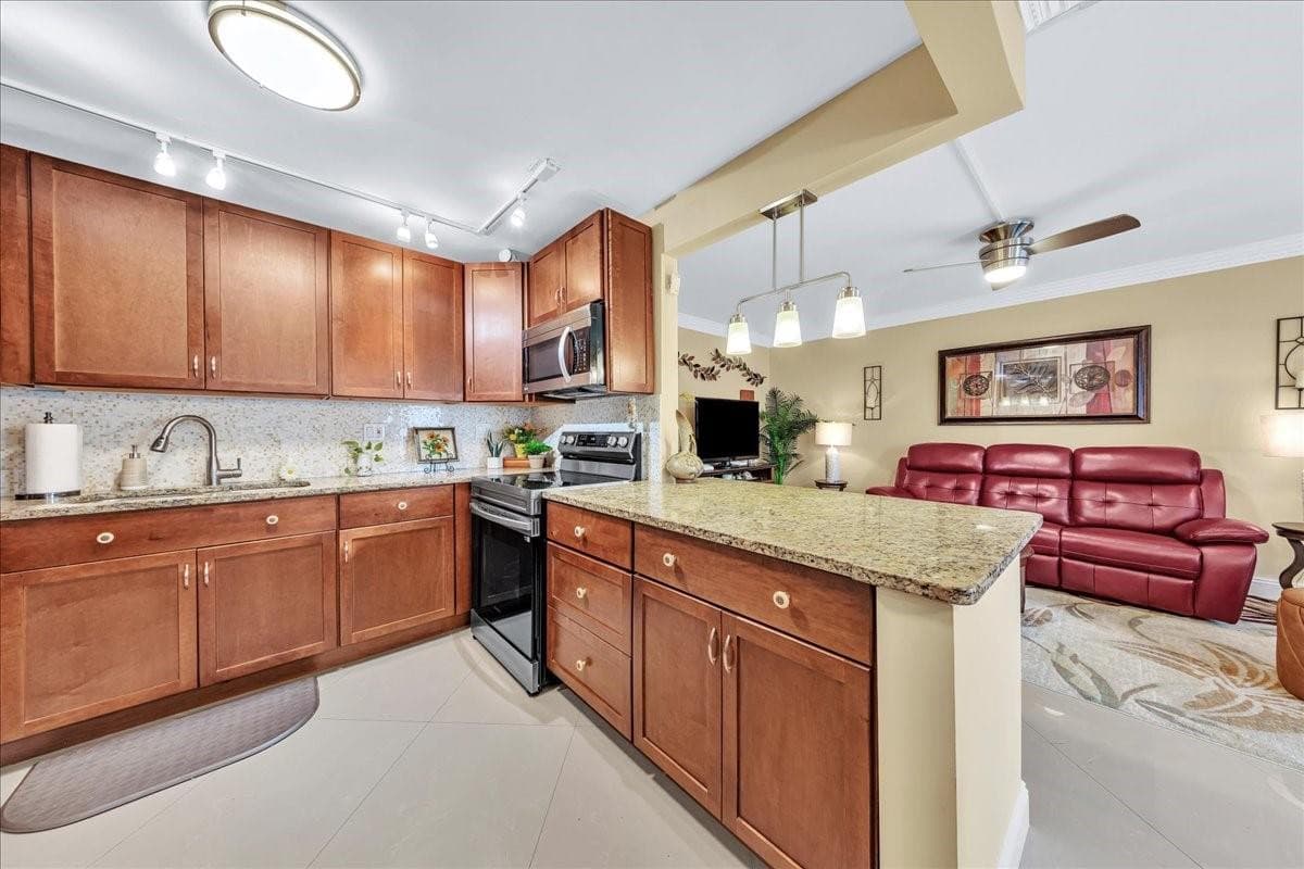 2047 Wolverton C 2047, Boca Raton, FL 33434 — photo 2 of 29