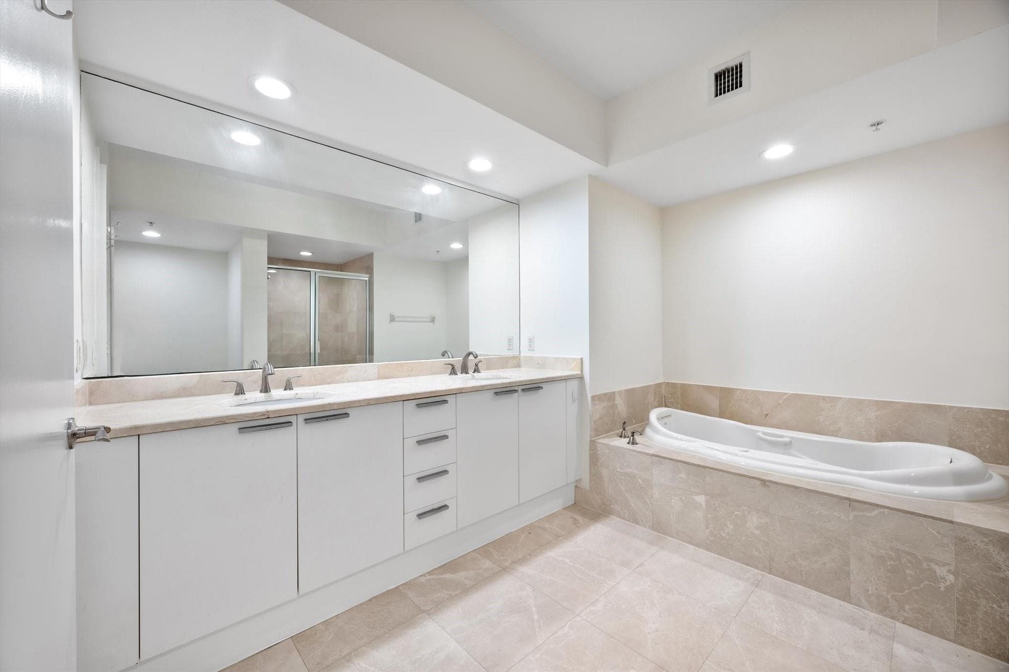 15051 Royal Oaks Lane 2106, North Miami, FL 33181 — photo 21 of 23