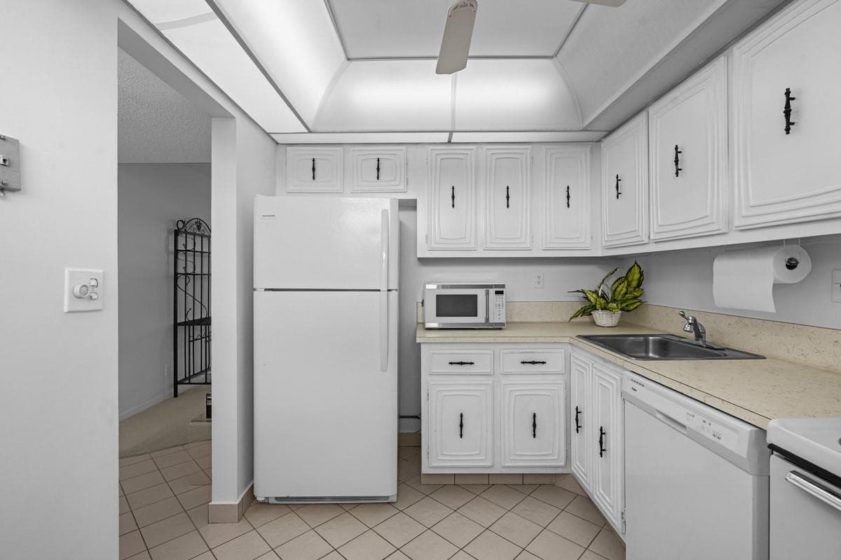 7080 Environ Boulevard 423, Lauderhill, FL 33319 — photo 5 of 51