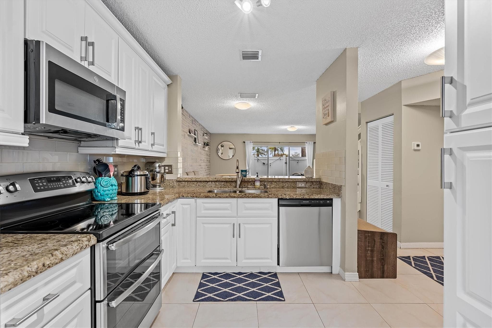 20815 NW 2nd Street 20815, Pembroke Pines, FL 33029 — photo 3 of 48