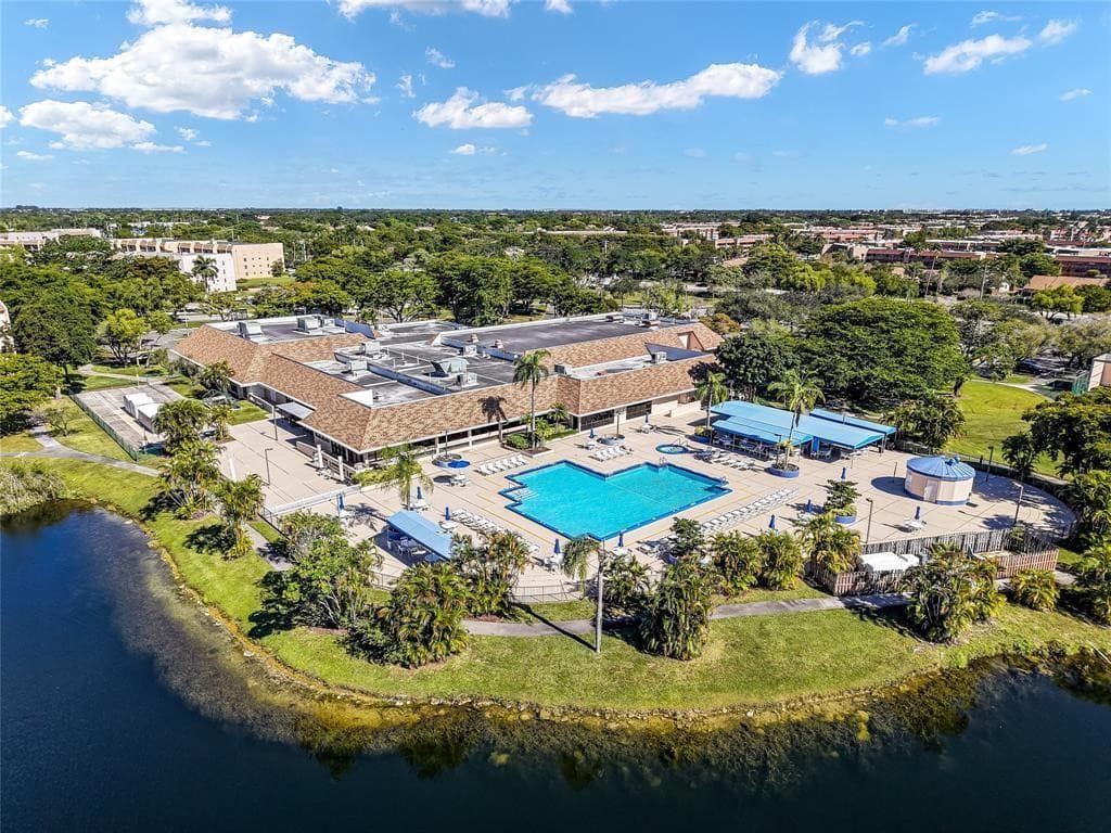 9721 Sunrise Lakes Boulevard 305, Sunrise, FL 33322 — photo 1 of 4