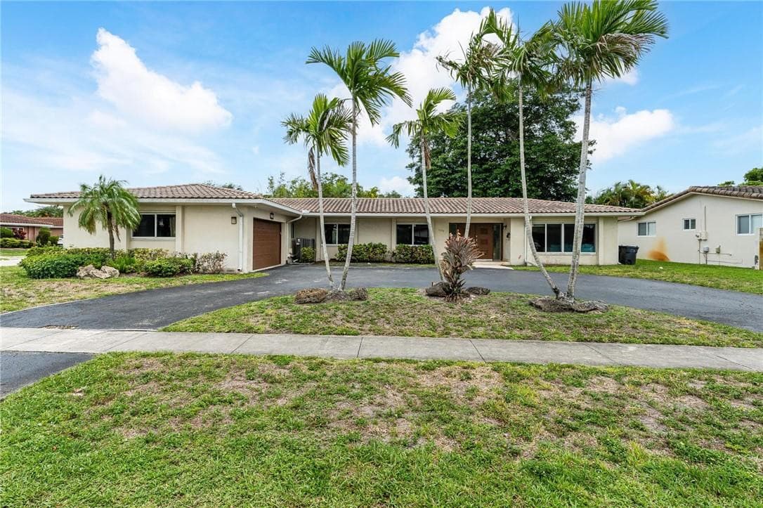 4000 N 41st Court, Hollywood, FL 33021 — photo 1 of 26