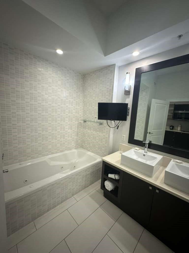 5300 NW 87th Avenue 706, Miami, FL 33178 — photo 11 of 13