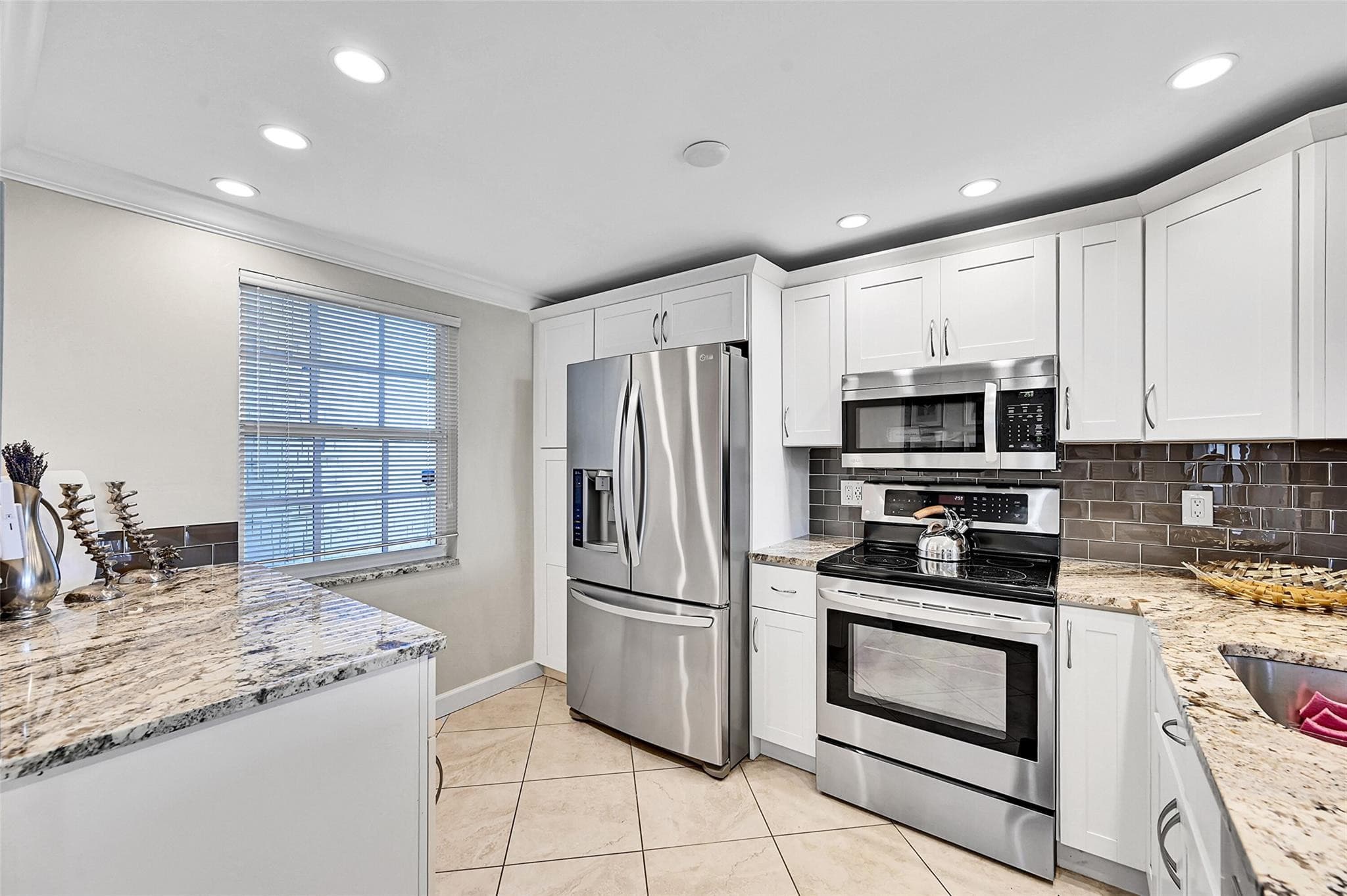 605 Oaks Drive 701, Pompano Beach, FL 33069 — photo 4 of 39