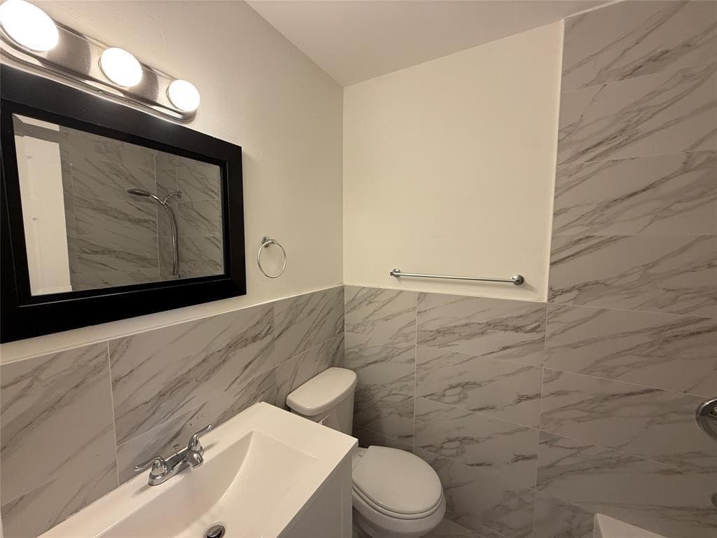 810 SE 18th Street 6, Fort Lauderdale, FL 33316 — photo 3 of 10