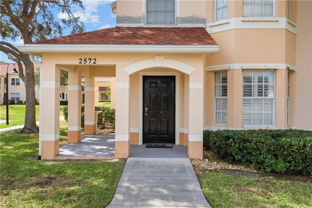 2572 57th Circle 2572, Vero Beach, FL 32966 — photo 1 of 32