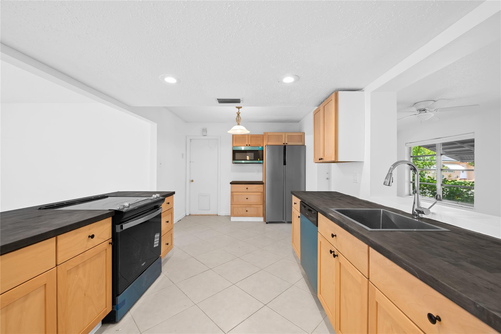 7005 NW 11th Street, Margate, FL 33063 — photo 3 of 32