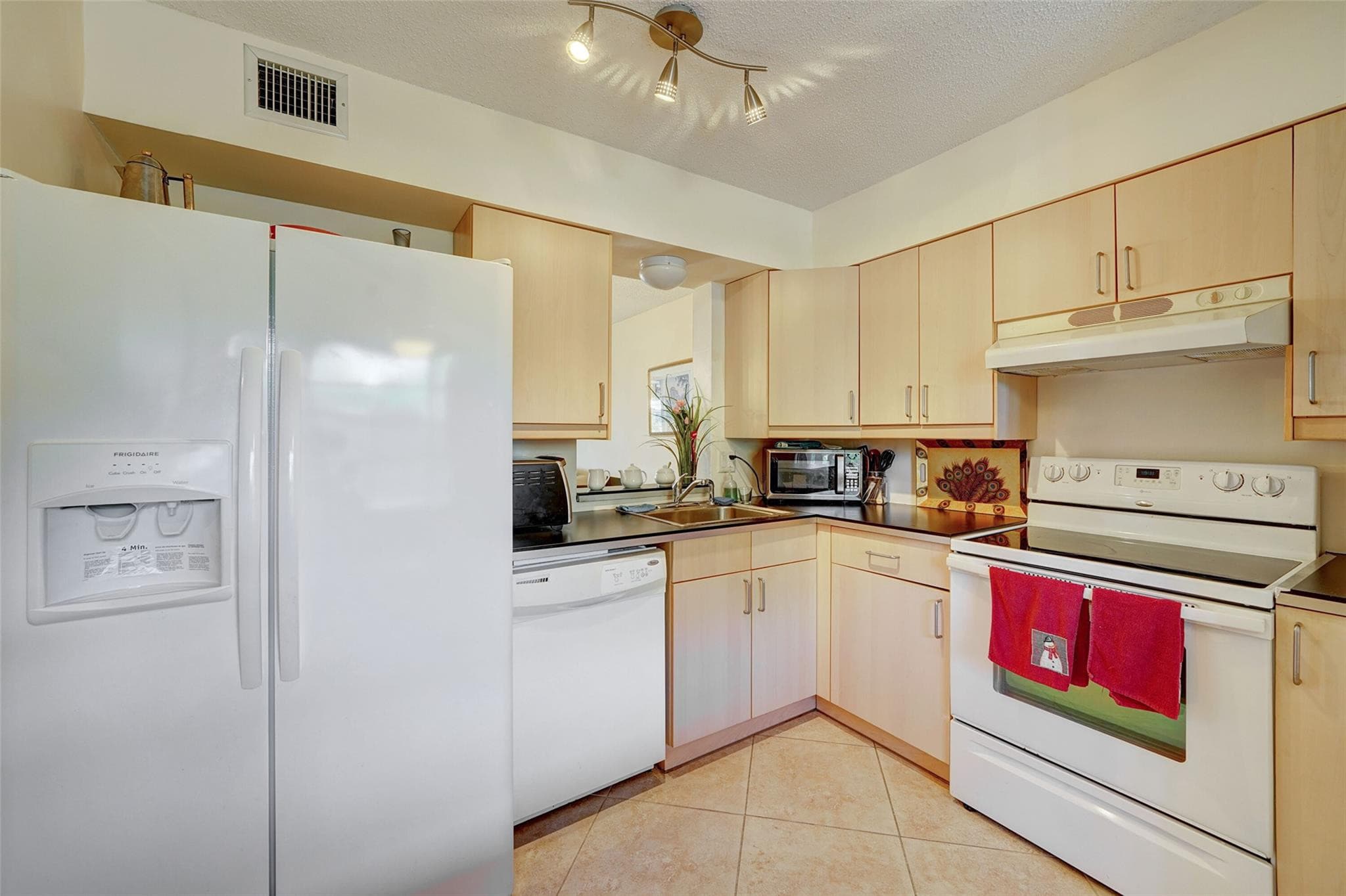 Condominium in Margate — photo 3 of 24