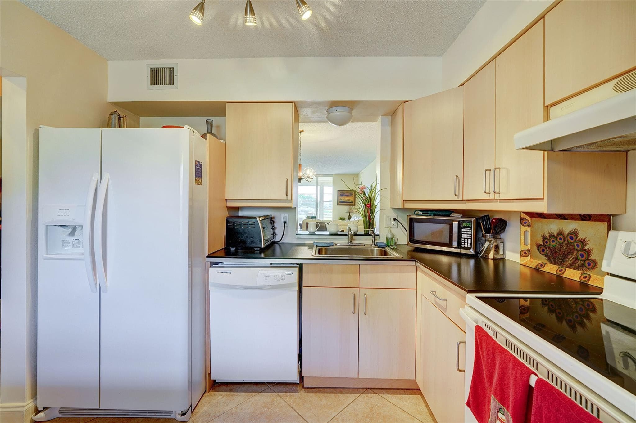 Condominium in Margate — photo 4 of 24